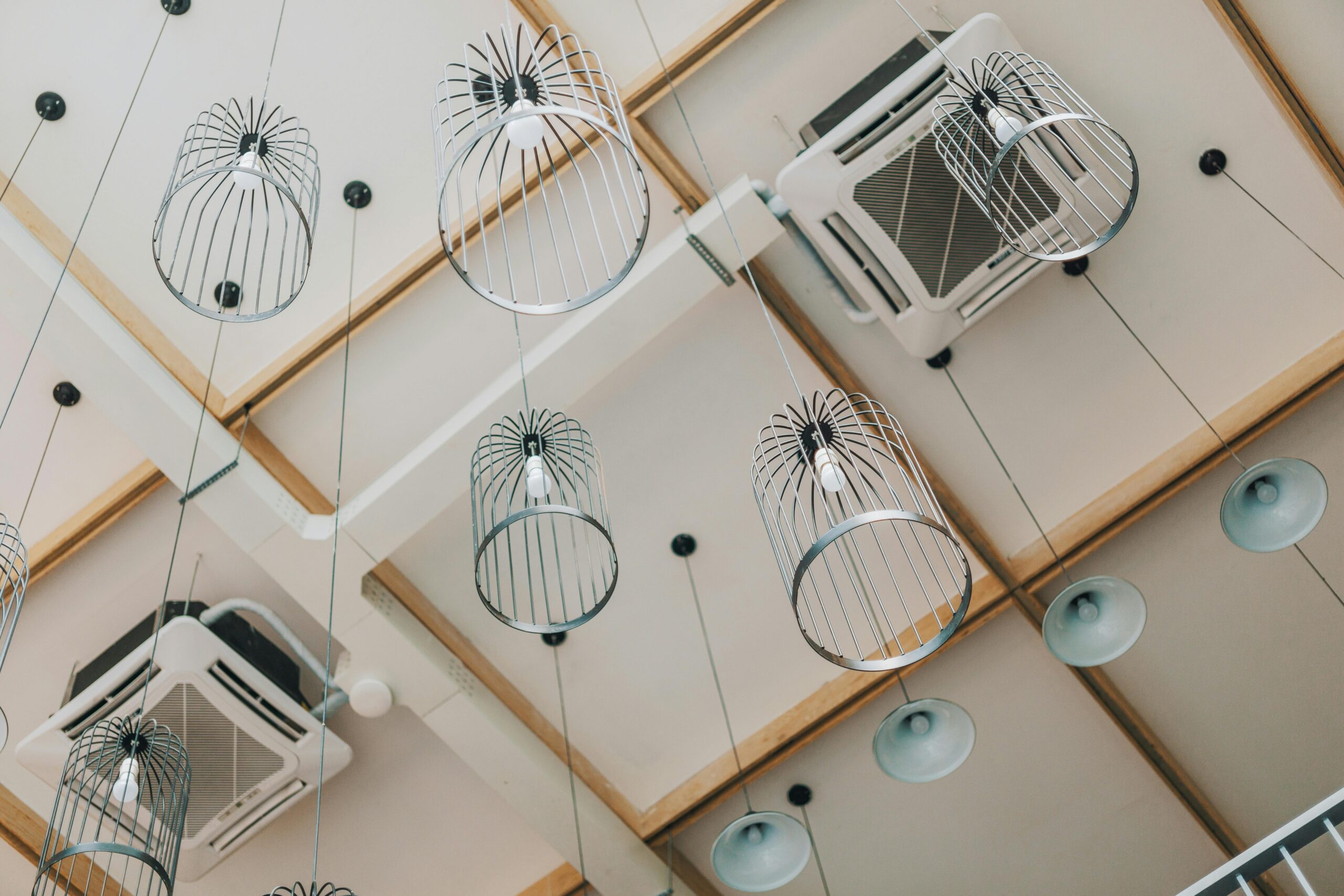 Système de climatisation centrale dans un local professionnel moderne