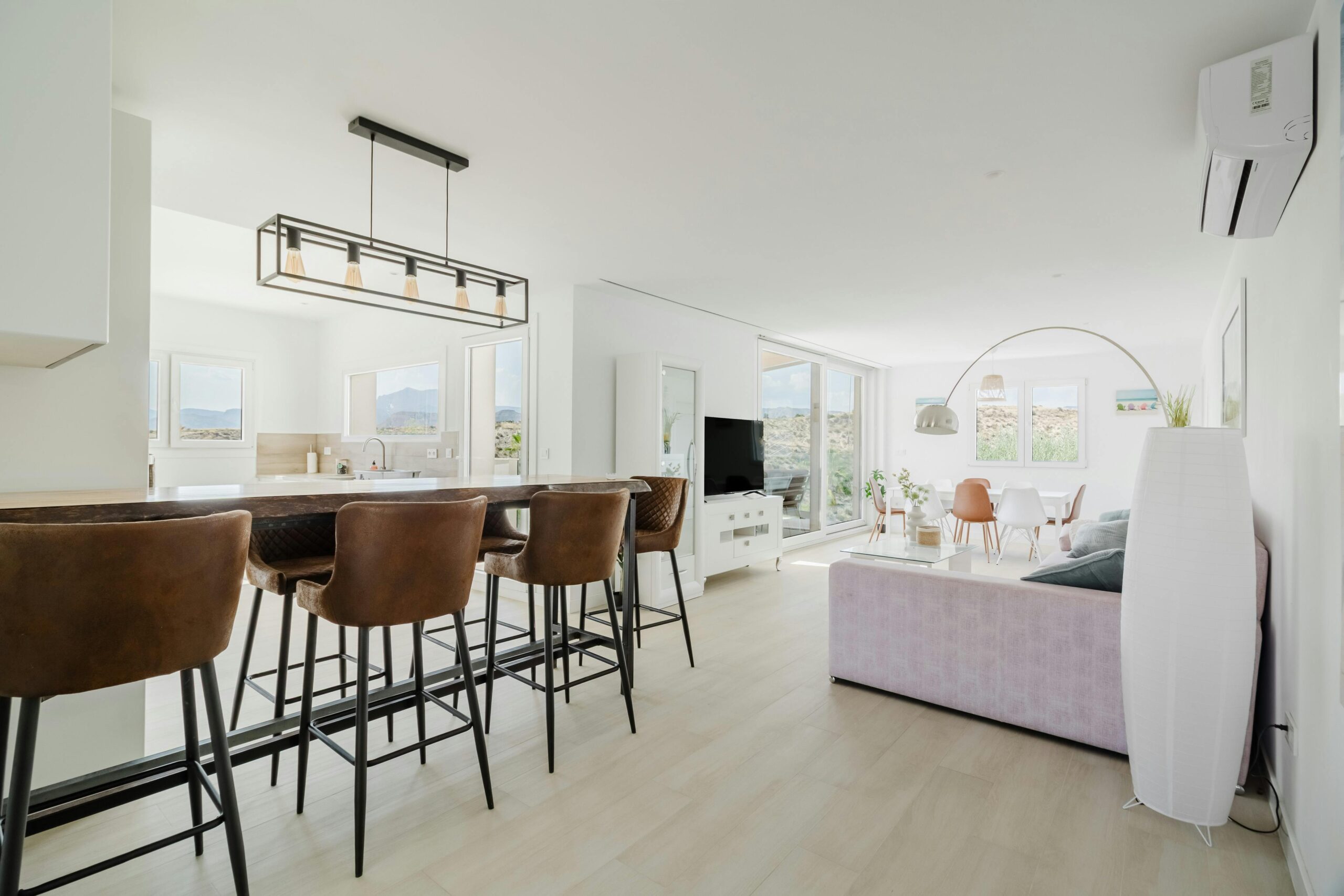 Confort thermique intérieur dans une maison lumineuse et bien climatisée