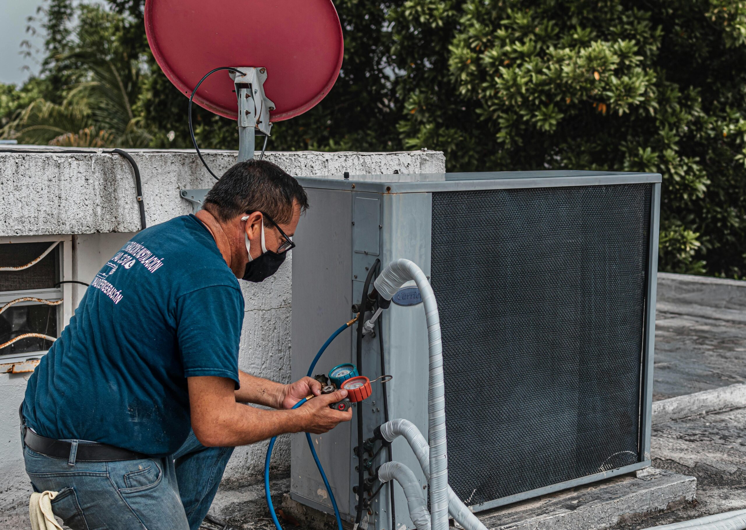 Technicien réalisant l’entretien d’un système de climatisation professionnel